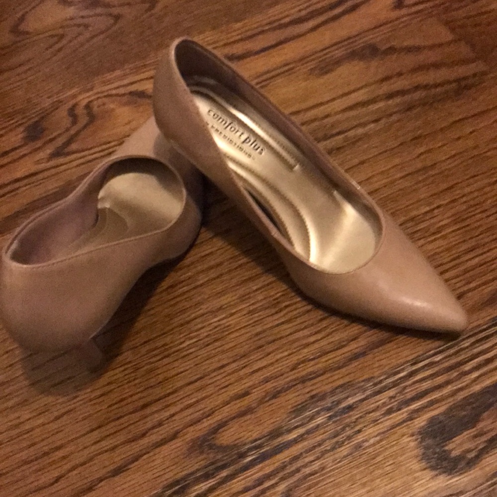 Nude heel shoe
